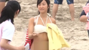 日焼けビキニの女子大生、マジックミラー号で敏感マッサージに悶絶