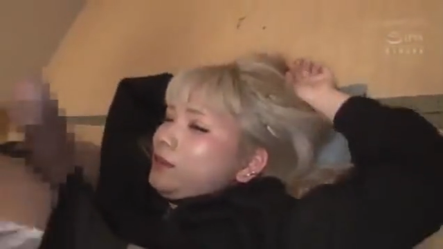 騒音ギャルを黙らせる絶倫テクでイラマチオ