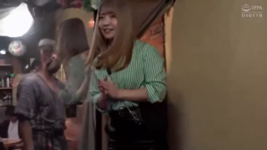 羞恥のリア充女子大生、激安居酒屋でマジックミラー越しの羞恥プレイ